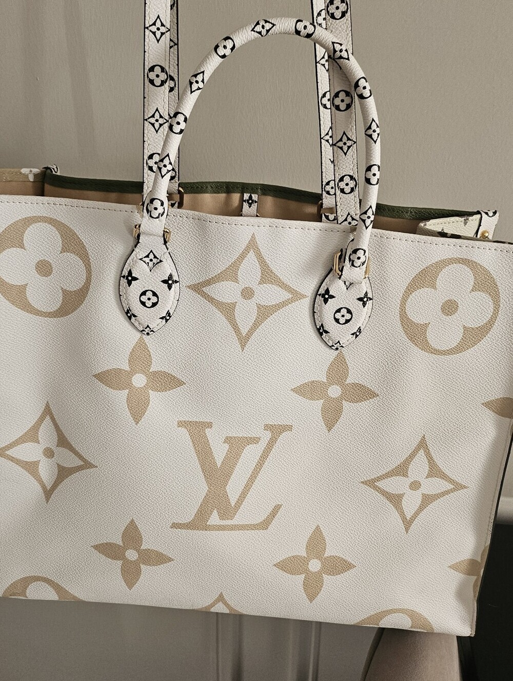 Louis Vuitton Onthego GM Giant Monogram Khaki/Beige Tote - Picture 12 of 16